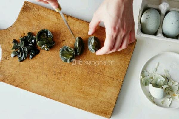 青菜皮蛋瘦肉粥的做法图解3