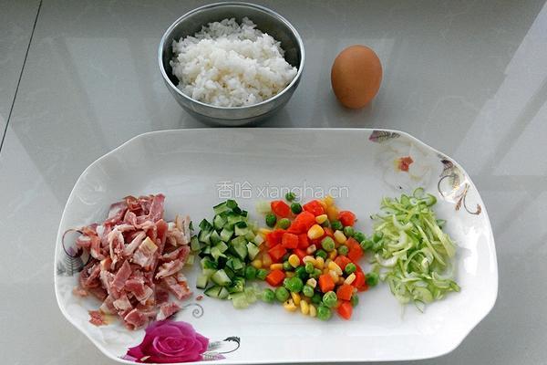 培根蛋炒饭的做法图解1