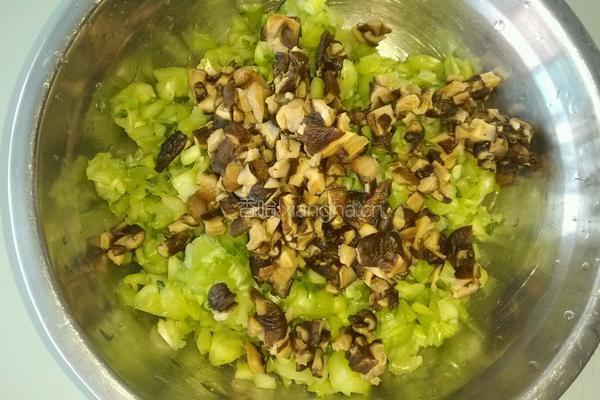 猪肉青菜香菇饺的做法图解3