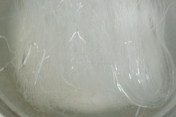 包菜炒粉丝的做法图解2
