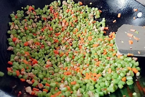 肉末胡萝卜炒豆丁的做法图解6