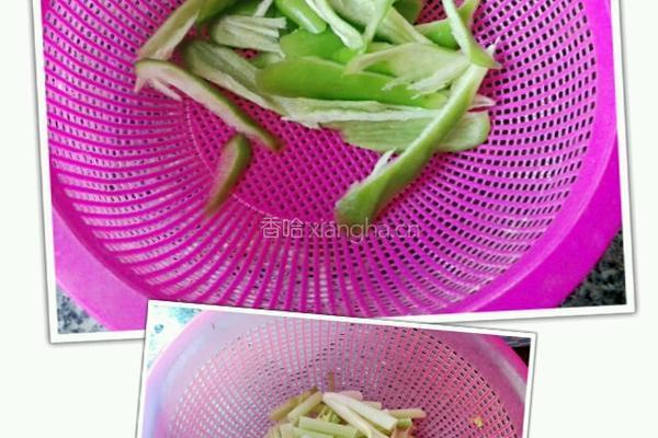 青椒芹菜炒腐竹的做法图解2