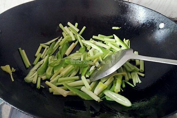 青椒芹菜炒腐竹的做法图解3