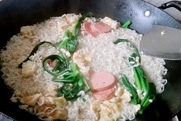 鸡蛋火腿青菜面的做法图解6