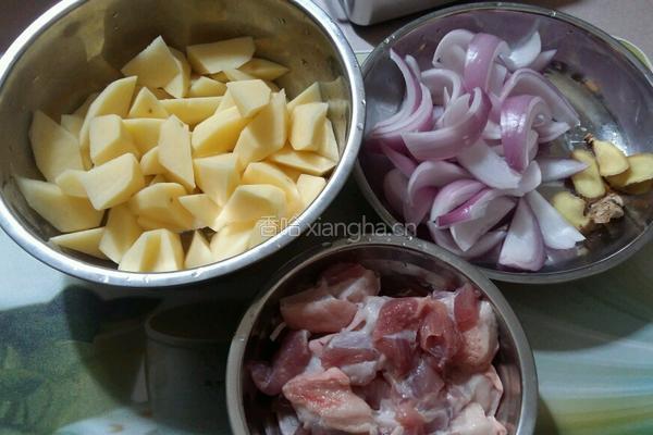 土豆烧肉的做法图解1