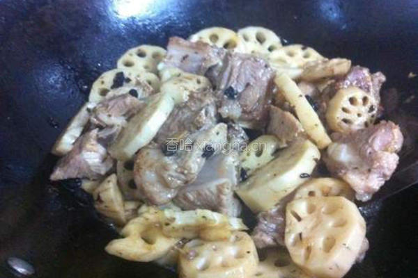 莲藕炖排骨的做法图解7
