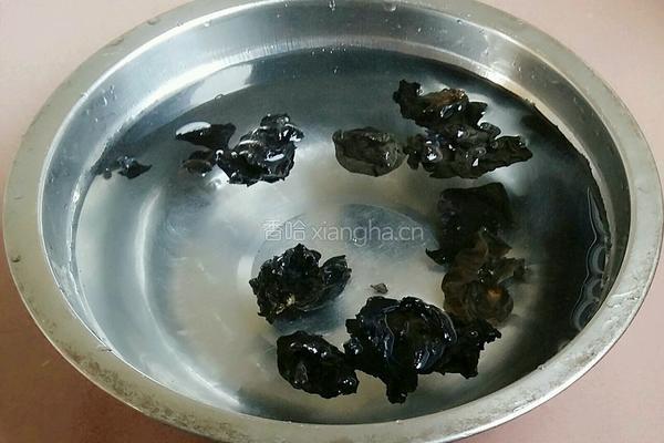 芹菜黑木耳肉片的做法图解2