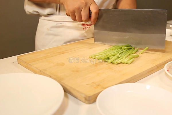 肉末香芹炒粉条的做法图解1