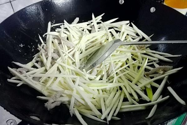 双椒瘦肉炒茭白的做法图解5