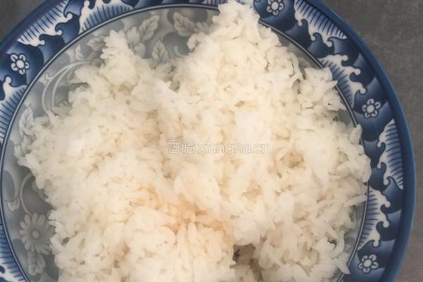 酱油炒饭的做法图解1