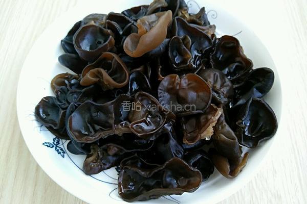 木耳炒肉的做法图解1