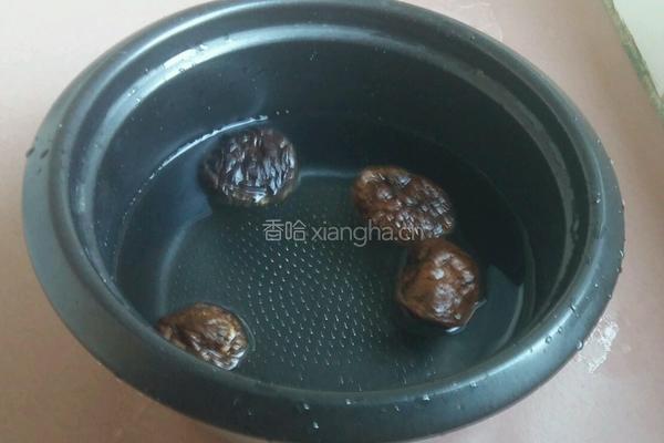 双菇胡萝卜丁的做法图解2