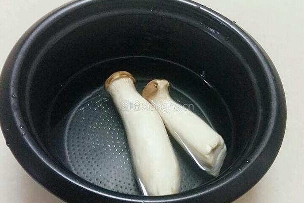 双菇胡萝卜丁的做法图解3