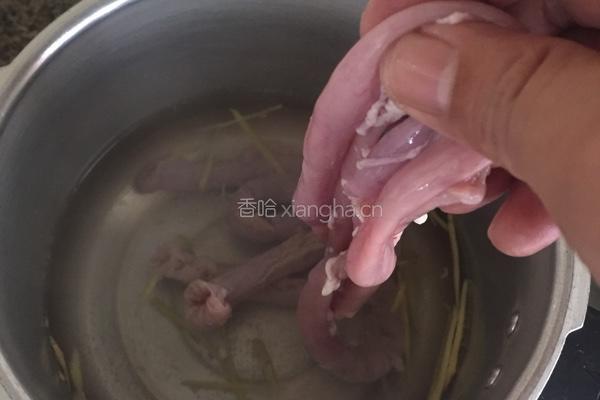酸菜粉肠汤的做法图解5
