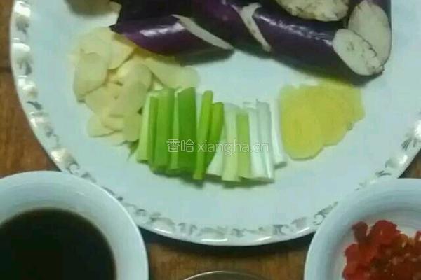 鱼香茄子煲的做法图解1