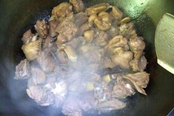 蘑芋烧鸭肉的做法图解9