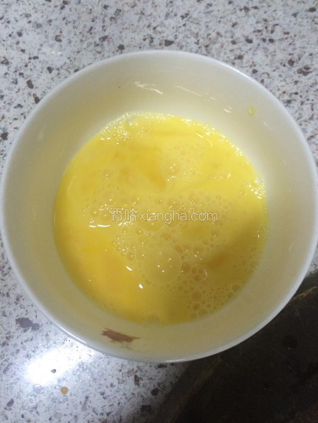 把火腿肠切丁，蒜头剁碎，鸡蛋备用。