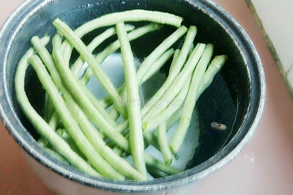 蒜蓉豆丁的做法图解2