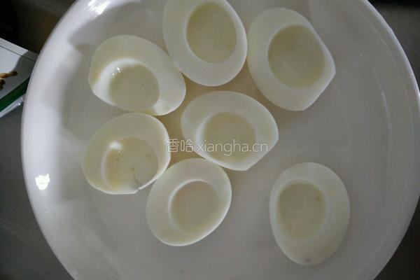 stuffed eggs的做法图解1