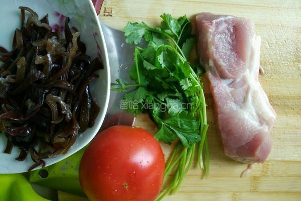 西红柿木耳瘦肉汤面的做法图解1