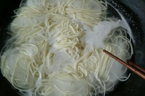 西红柿木耳瘦肉汤面的做法图解5