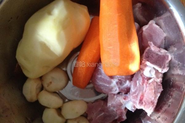 紅蘿蔔土豆湯的做法图解1