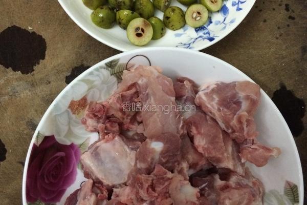 青橄榄炖排骨汤的做法图解1
