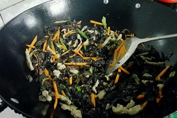 木耳炒瘦肉的做法图解7