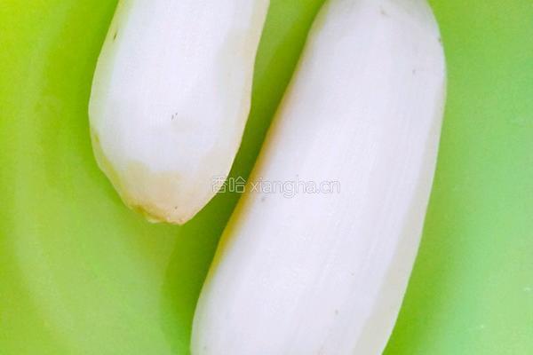 电饭煲糯米藕的做法图解1