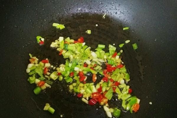 香辣爽口藕丁炒肉的做法图解7