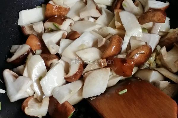 蚝油菌菇蔬的做法图解3