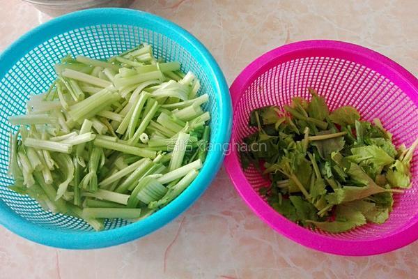 芹菜红椒炒肉丝的做法图解1