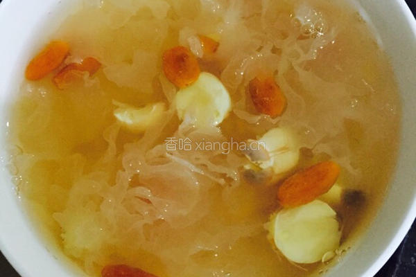 银耳莲子糖水的做法图解3