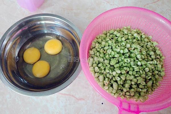 鸡蛋炒豆角的做法图解1