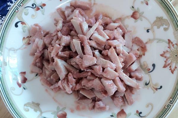 香菇茄子炒肉丁的做法图解2