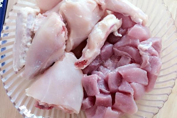 野生红菇煲鸡汤的做法图解2