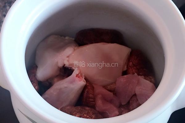 野生红菇煲鸡汤的做法图解3