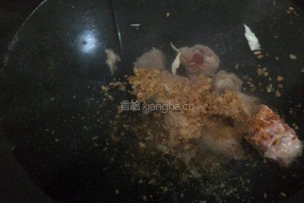 鱿鱼排骨汤面的做法图解4