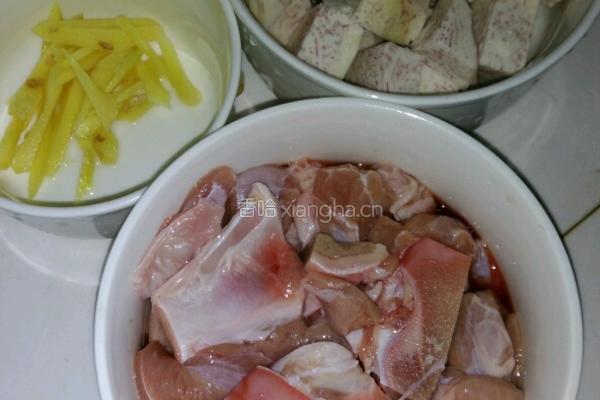 红烧牛肉芋头的做法图解1
