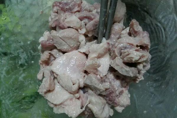 手拍黄瓜炒肉片的做法图解2