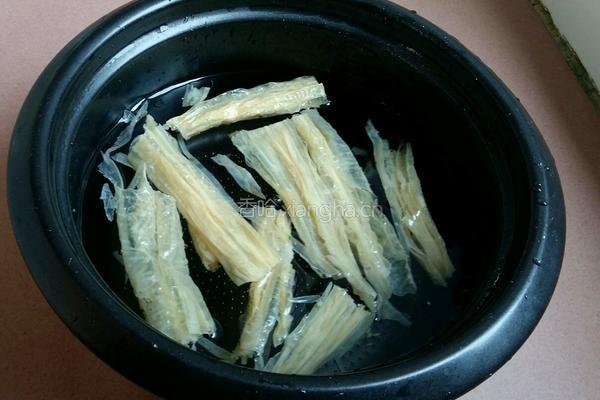 芹菜黑木耳腐竹肉片的做法图解3