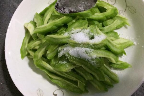 苦瓜炒鸡蛋的做法图解1