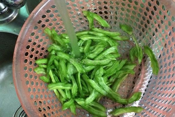 苦瓜炒鸡蛋的做法图解3