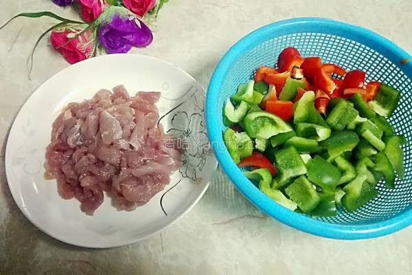甜椒炒瘦肉的做法图解1