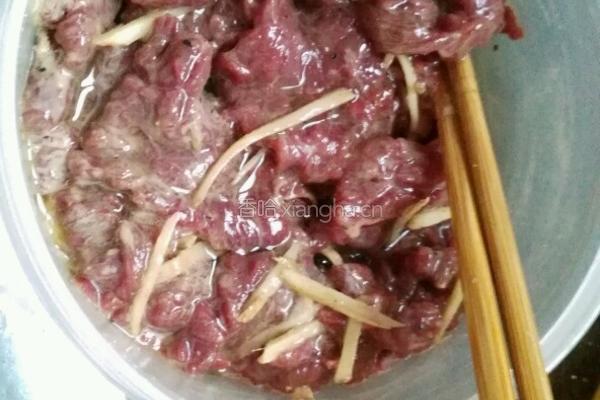 草菇炒牛肉的做法图解2