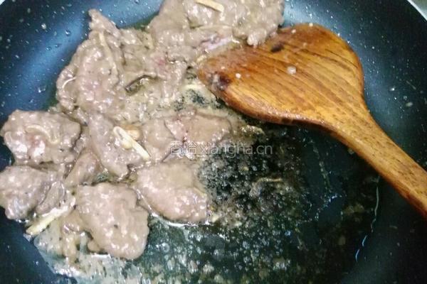 草菇炒牛肉的做法图解6