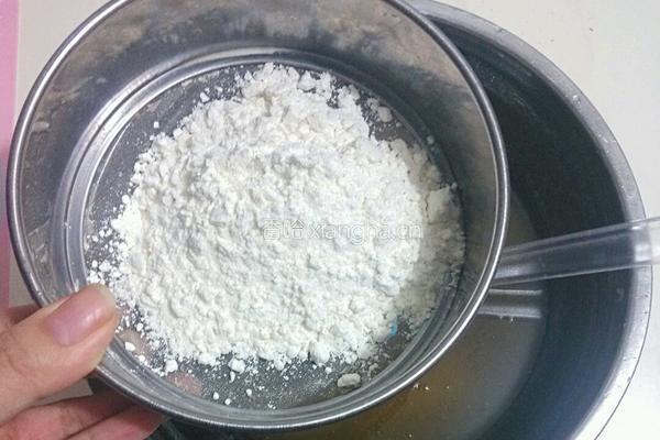 白莲蓉蛋黄广式月饼的做法图解2