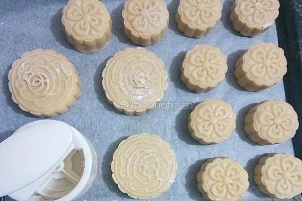 白莲蓉蛋黄广式月饼的做法图解11