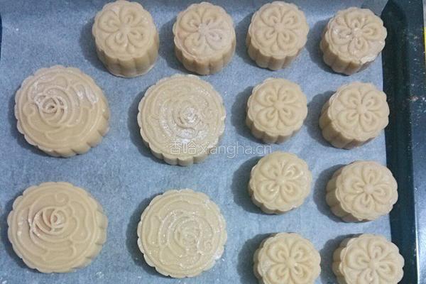 白莲蓉蛋黄广式月饼的做法图解12