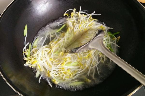 凉拌西芹绿豆芽的做法图解3